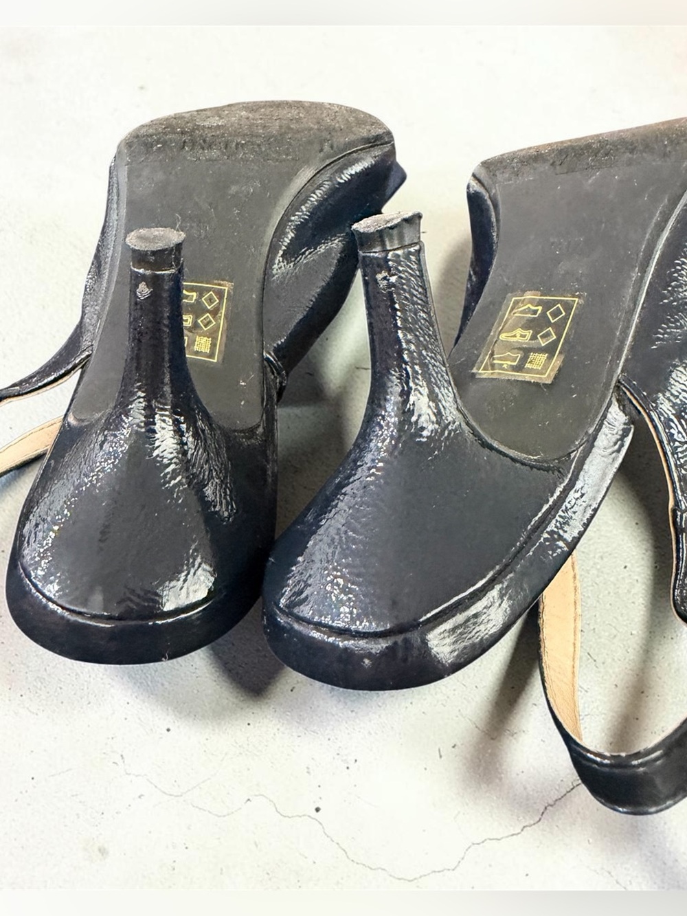J. Renee | Crinkle-Patent grosgrain detailing Navy Slingback Heels 💙 - Picture 5 of 7